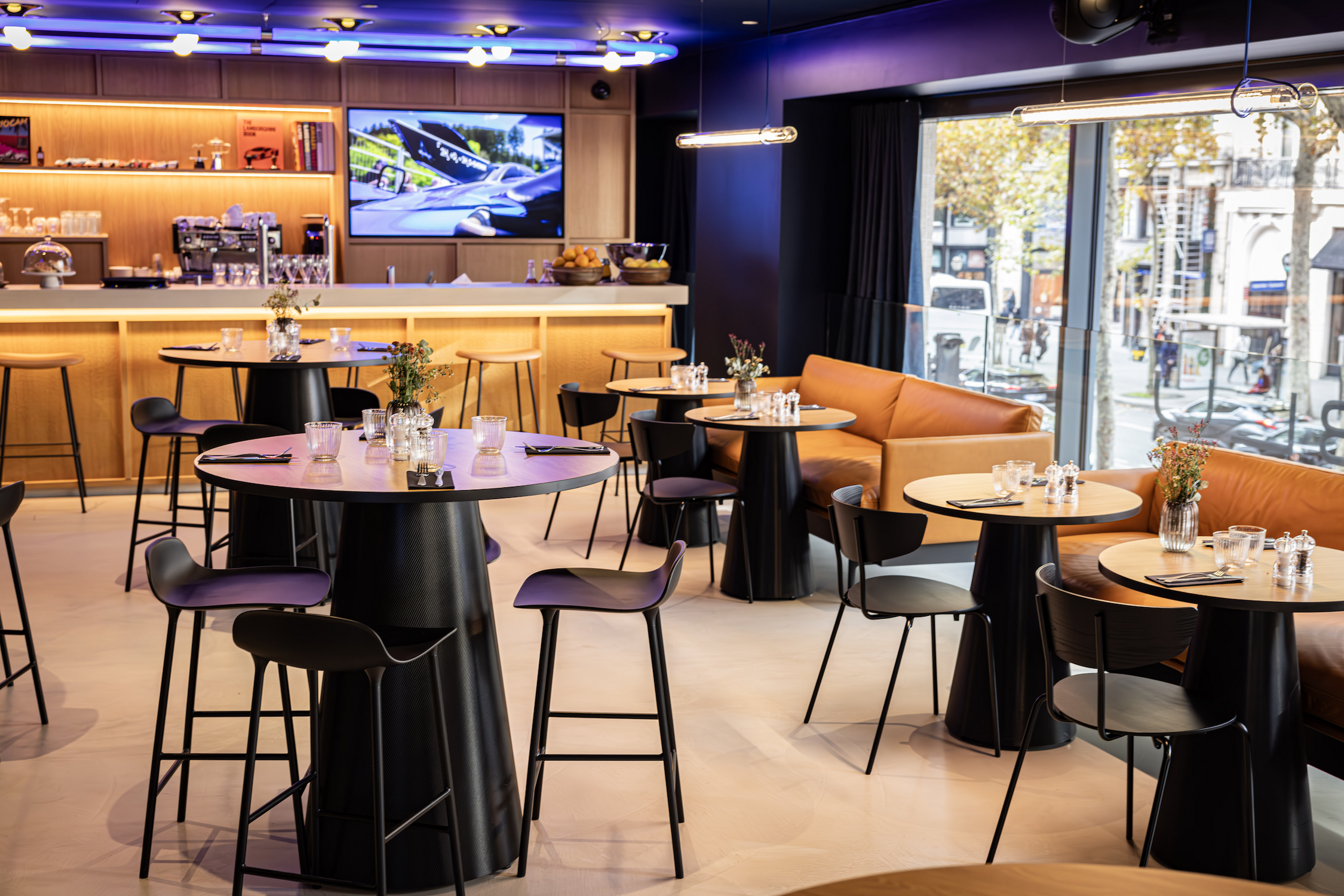 "Ambiance lounge du BLU Caf&eacute; &agrave; Paris, lieu de rendez-vous d'affaires et de d&eacute;tente d&eacute;di&eacute; &agrave; l'univers Alpine."