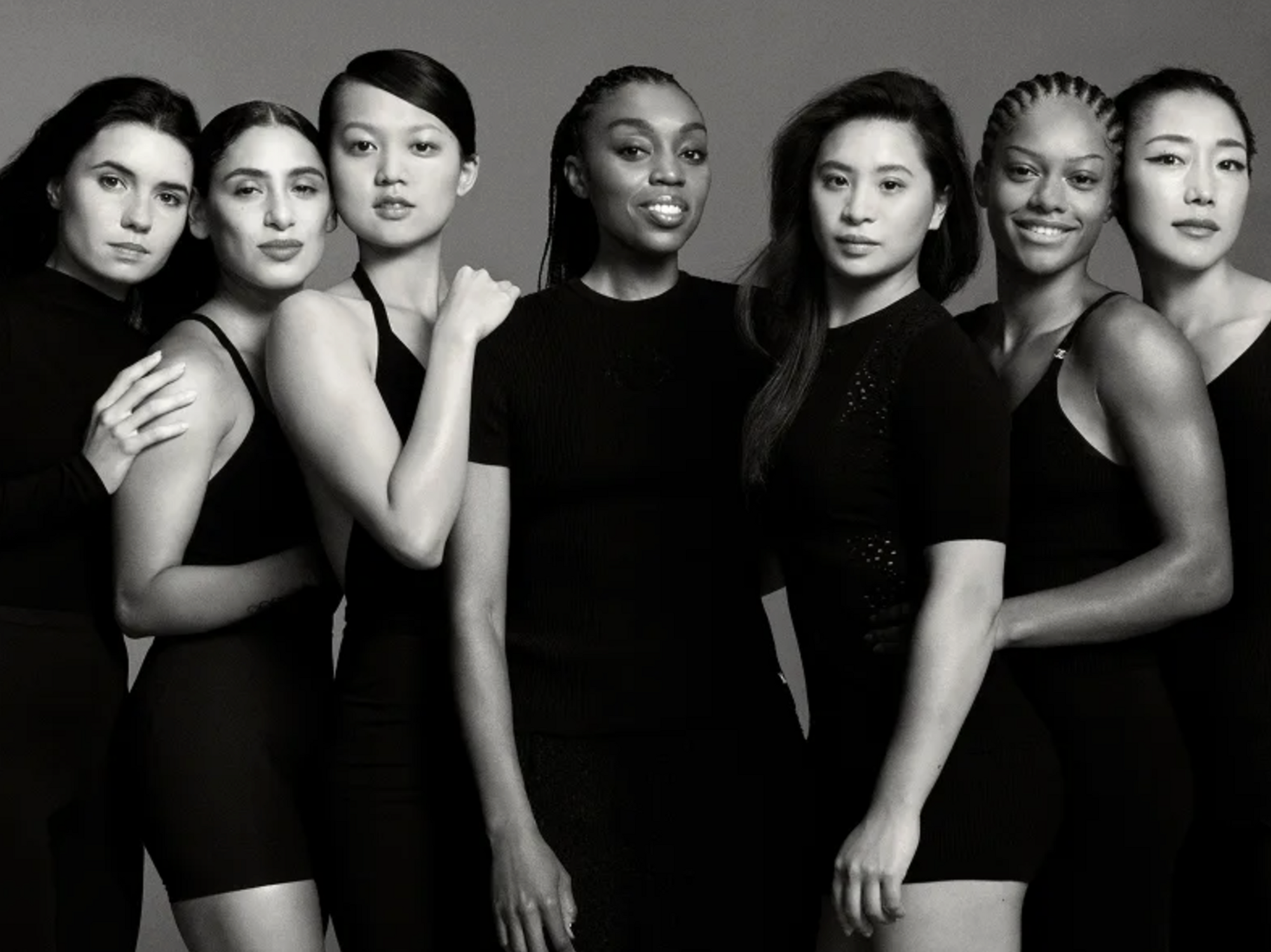 Photographie de groupe des sept athlètes de la CC League par Chanel Beauté, incluant Marie-Julie Bonnin, Heidi Gaugain, Gaby Agundez, Cindy Cheung, Janelle Leung, Gilli Kim et Jain Kim. Les sportives posent ensemble dans une esthétique minimaliste et élégante, symbolisant l'union entre la performance athlétique et l'univers du luxe.