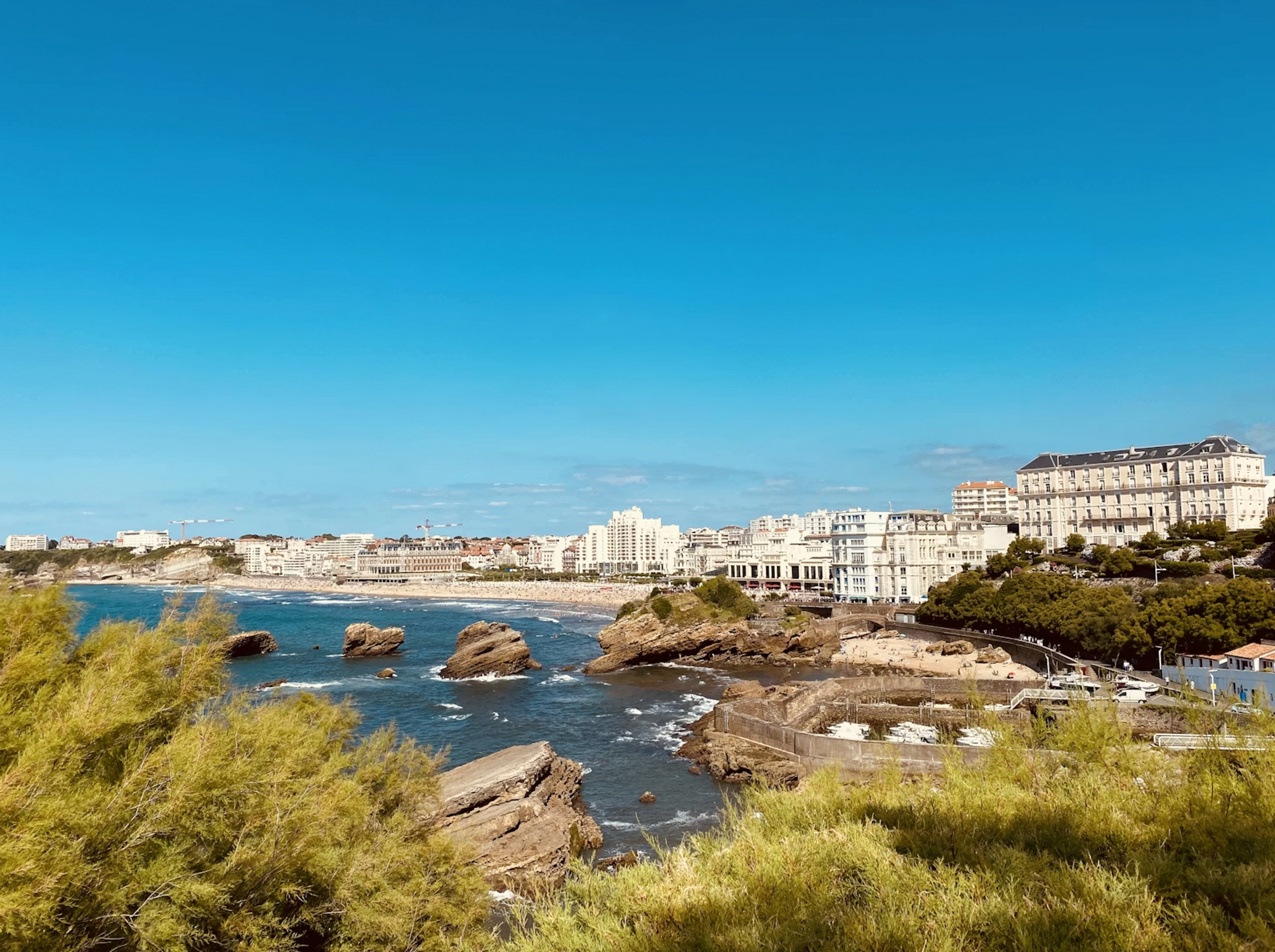 lieu du d&eacute;fil&eacute; de la collection croisi&egrave;re de Chanel le 18 avril 2026 a Biarritz. Grand plage et casino
