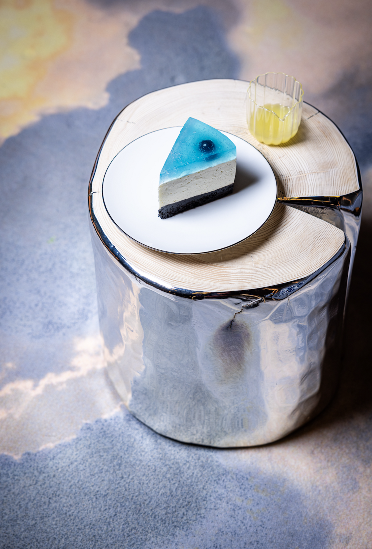 "Dessert Blu Cheesecake aux myrtilles et yuzu du Chef Vittorio Beltramelli servi au BLU Caf&eacute; Alpine."