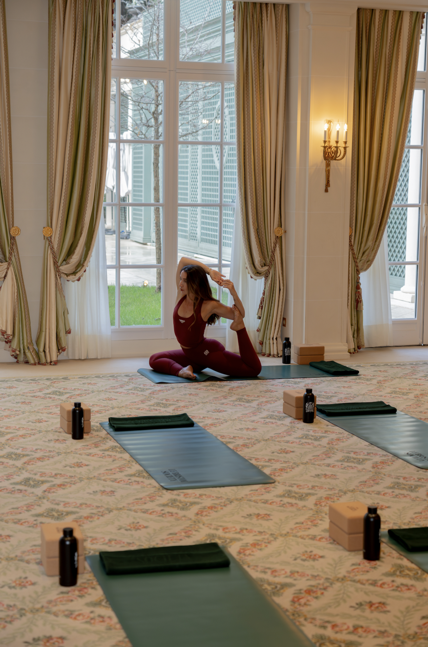 S&eacute;ance de Pilates avec Laure Dary au salon Versailles du Bristol Paris, avec vue sur le jardin de l'&eacute;tablissement.