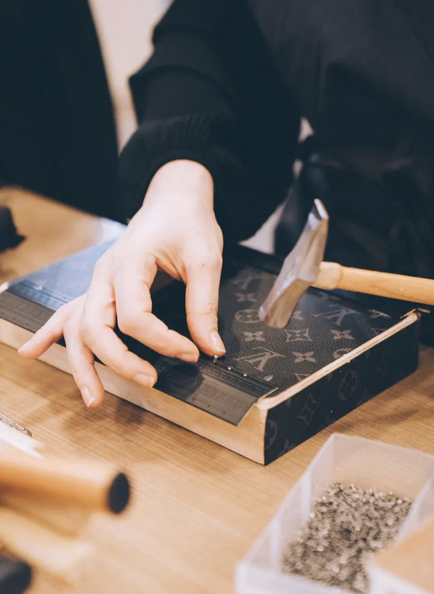 atelier sur la création d'un sac de luxe louis vuitton lors de la tournée des metiers d'excellence lvmh 2026