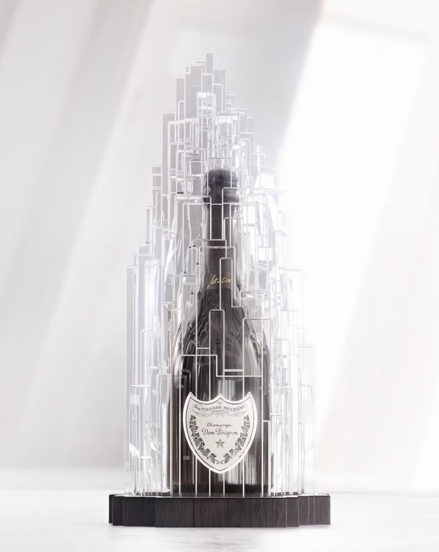 bouteille de champagne rare de la marque dom perignon, dans sa sculpture en cristal signée mathias kiss et baccarat
