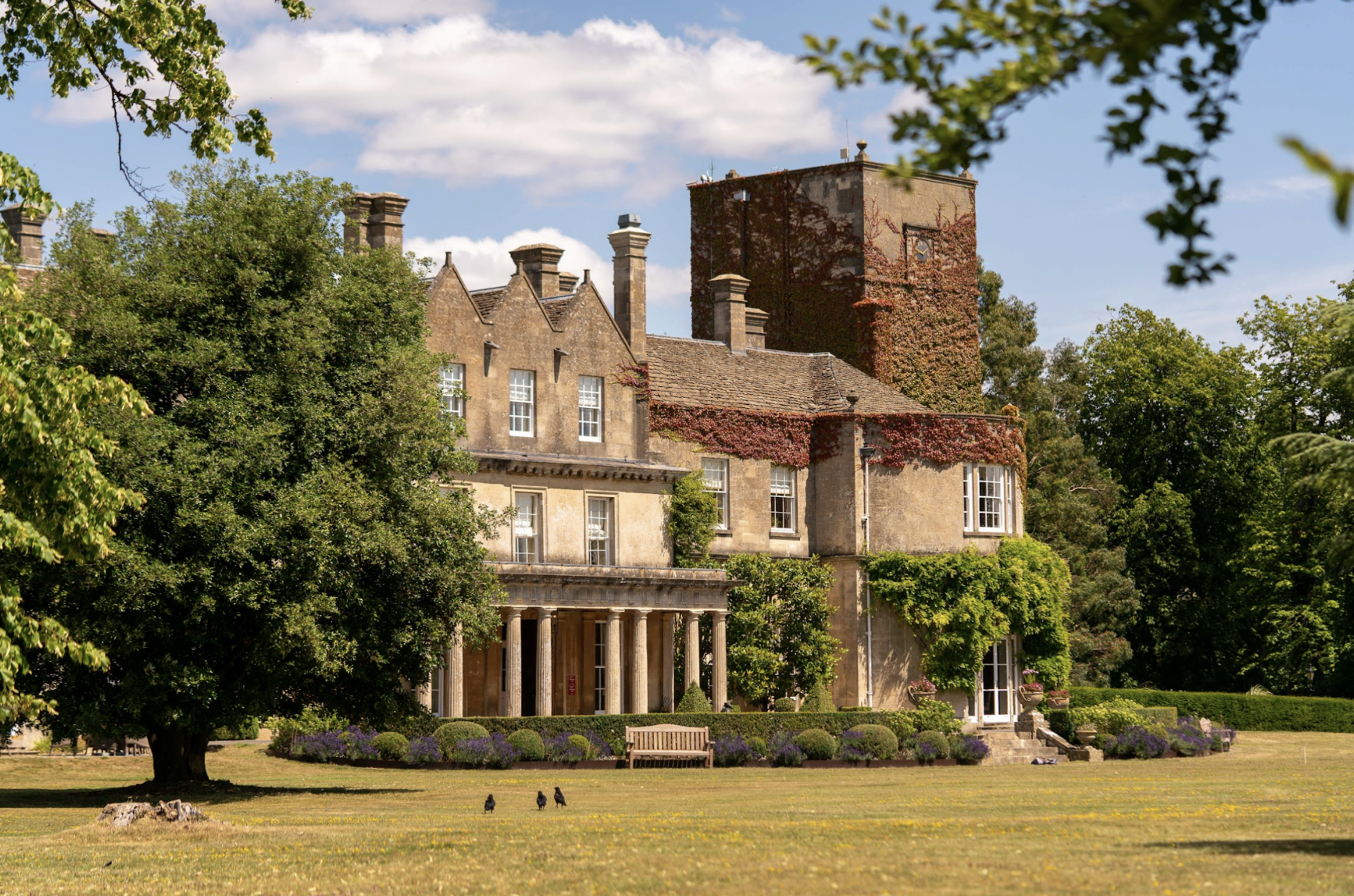 visuel qui illutre les trophy hotels de luxe, avec la nouvelle marque emblems collection du groupe accor