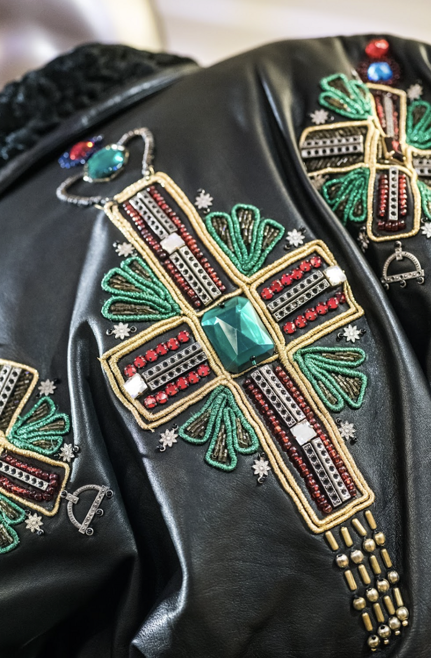 détail de l'exposition gianni versace à paris en 2026