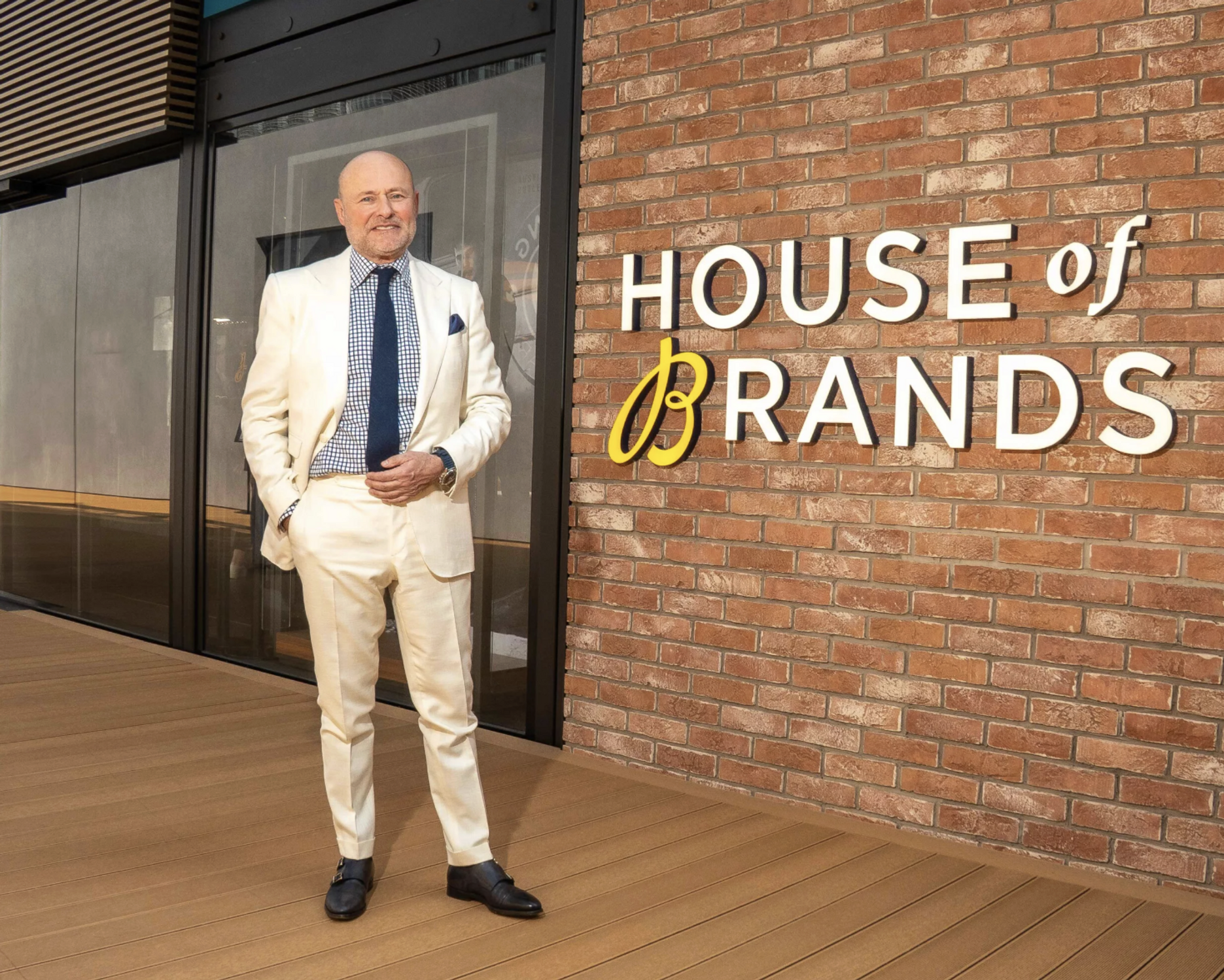 george kern devant le logo house of brands