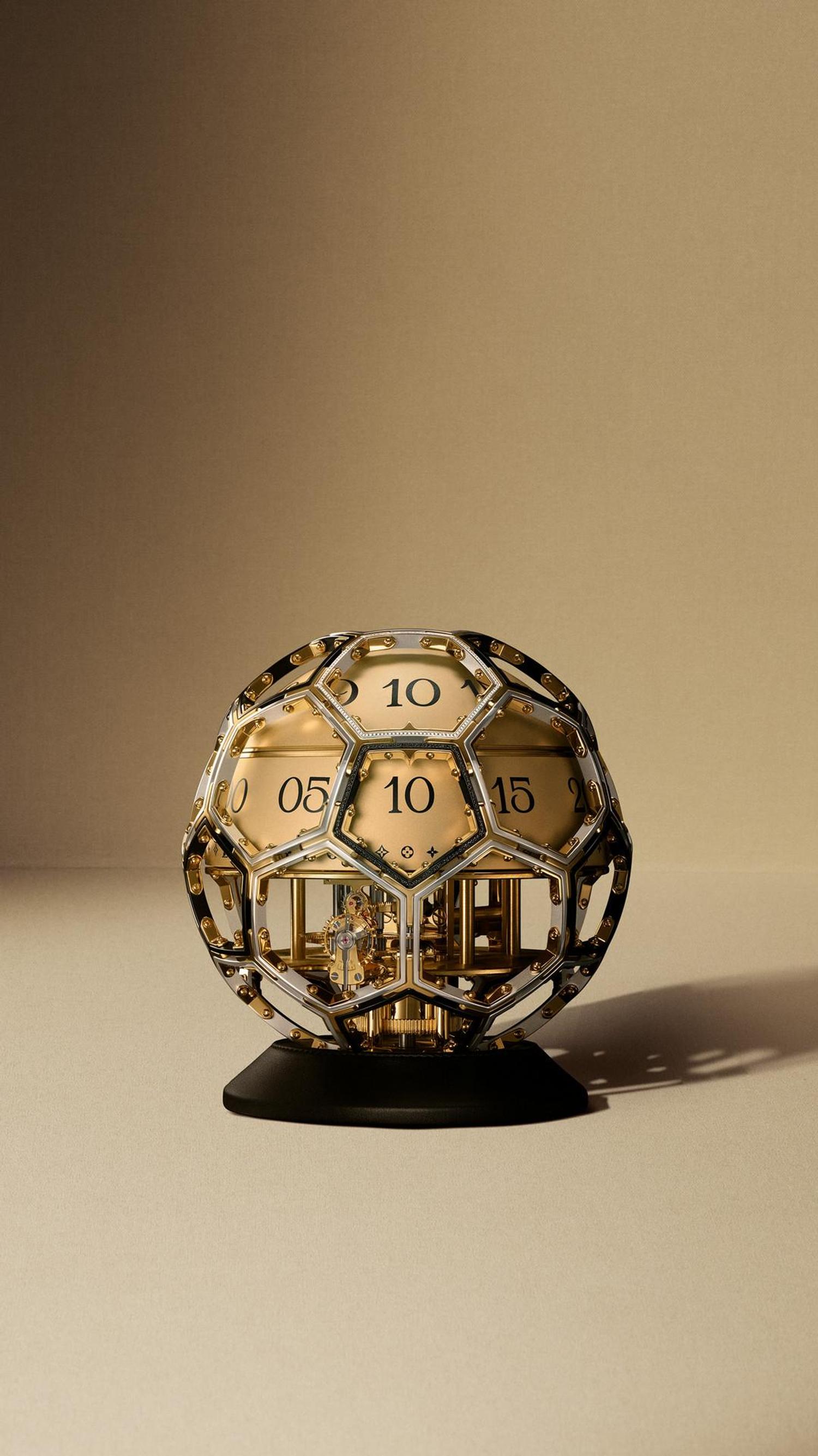 horloge en forme de ballon de foot louis vuitton