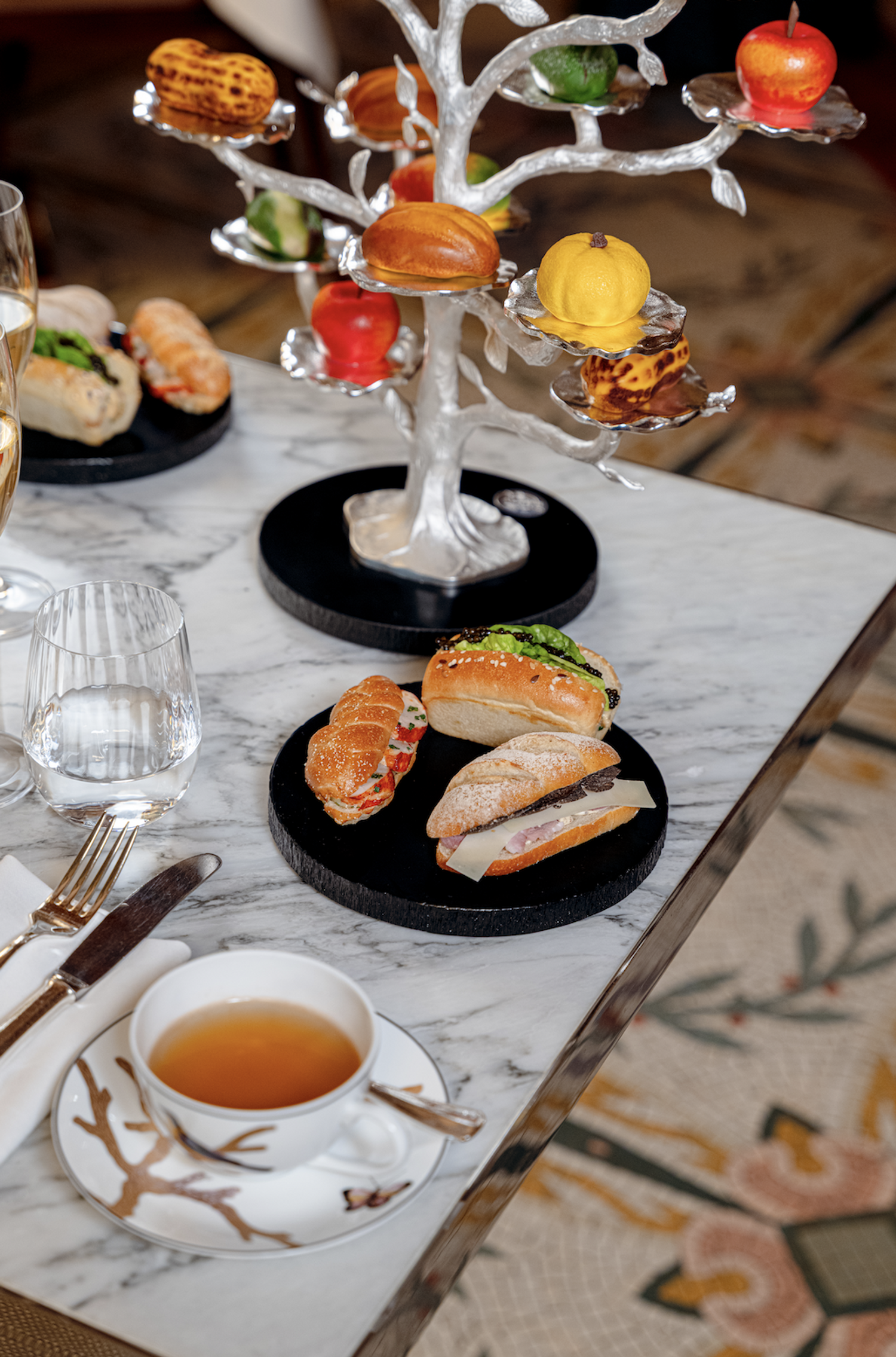 tea time de cedric grolet au menu, visuel du gouter et tarifs du restaurant dali au meurice