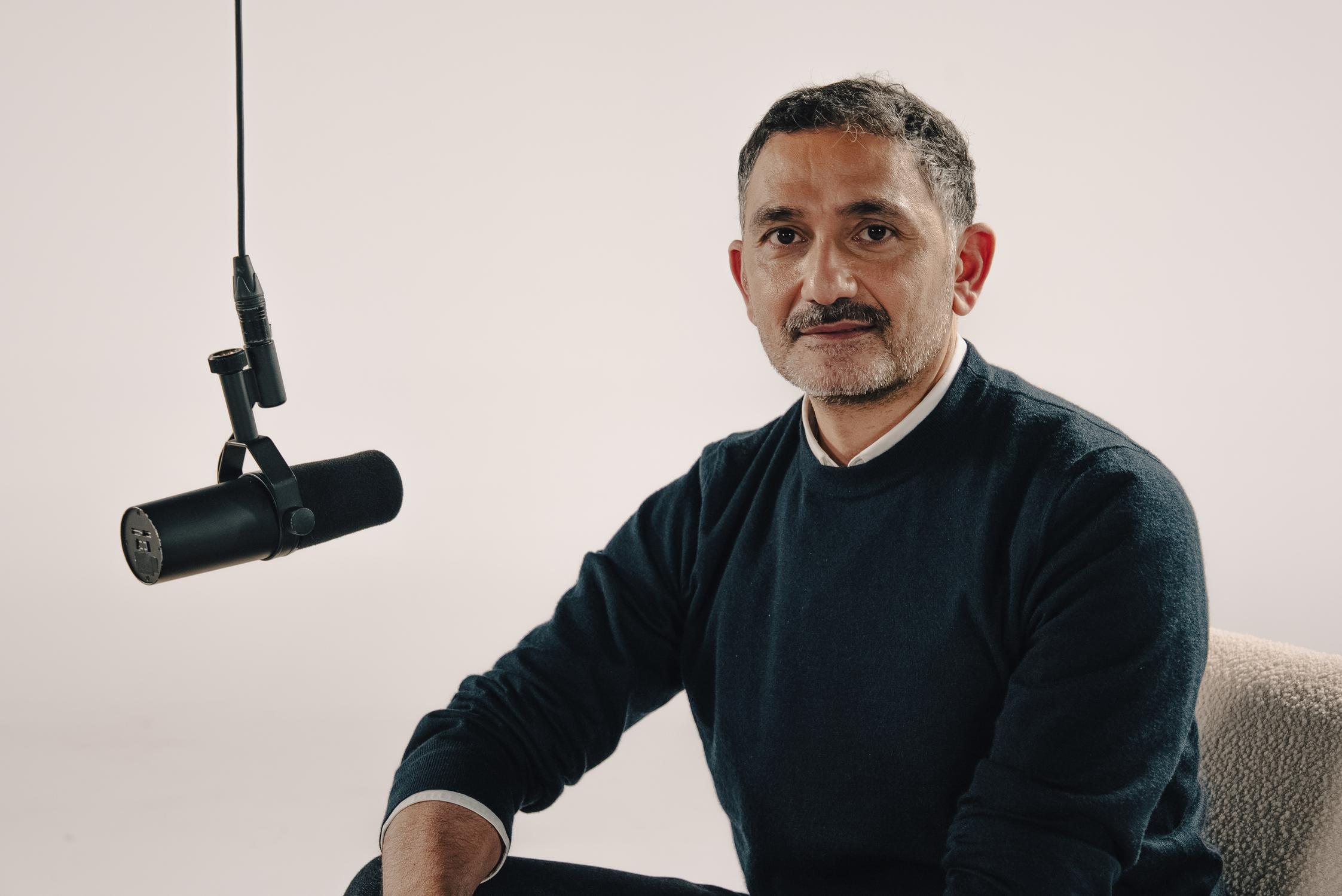 francis kurkdjian, premier invité du podcast l'essence du beau, par le journal du luxe et l'agence helmut
