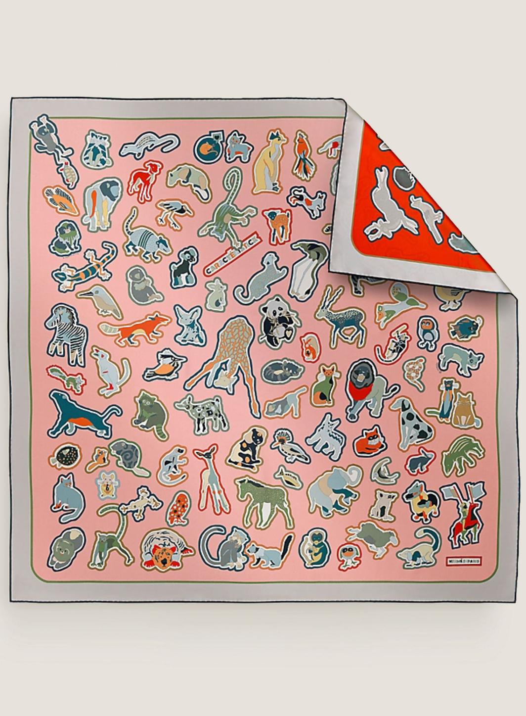 Deux carrés en un : comment Hermès a réinventé son iconique foulard