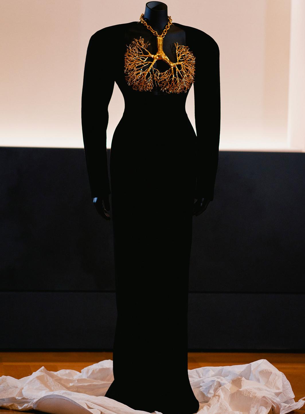 Schiaparelli s'expose à Londres dans une rétrospective événement