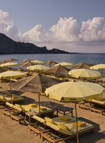 Beach club, restaurant, piscine d'hôtel... Les maisons de luxe se mettent à l'heure estivale