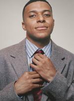 Kylian MBappé prend la pose pour les débuts de Jonathan Anderson chez Dior