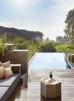 Quels sont les hôtels les plus exceptionnels pour échapper au surtourisme selon Forbes Travel Guide's 2025 ?