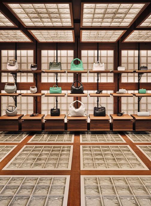 Bottega Veneta dévoile son nouveau flagship store parisien.