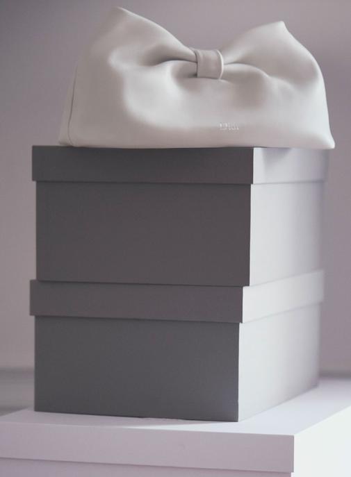 Avec son nouveau sac Bow, Dior explore l'écriture ludique de Jonathan Anderson