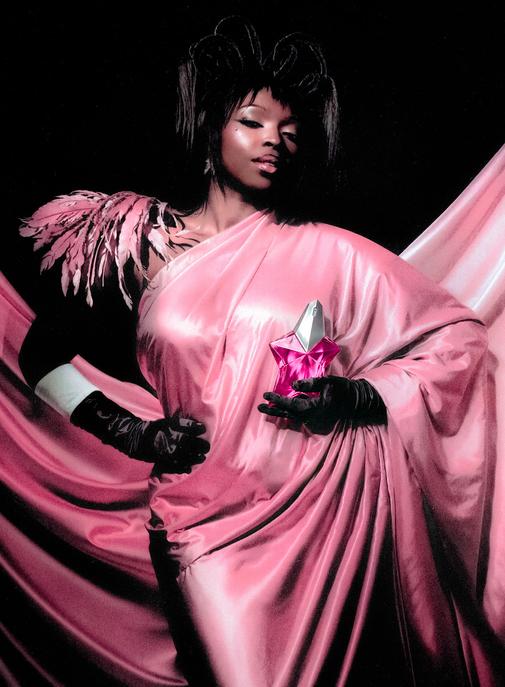 Mugler choisit la "Boss Lady" Theodora comme nouvelle ambassadrice