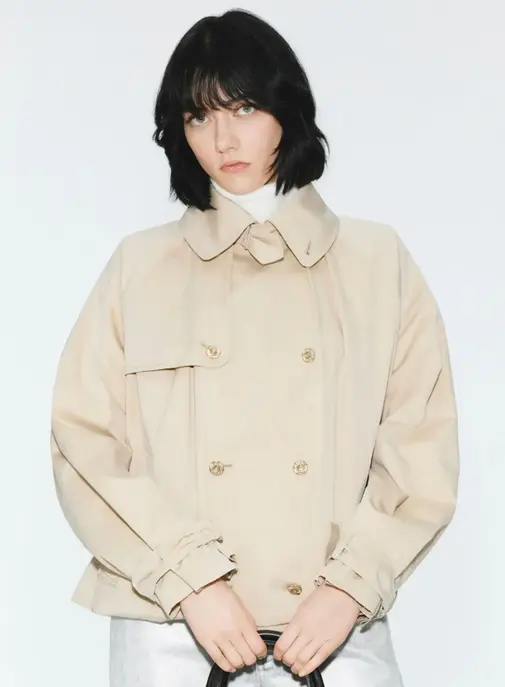 Pourquoi la veste Chanel qui révèle son logo sous la pluie crée le buzz