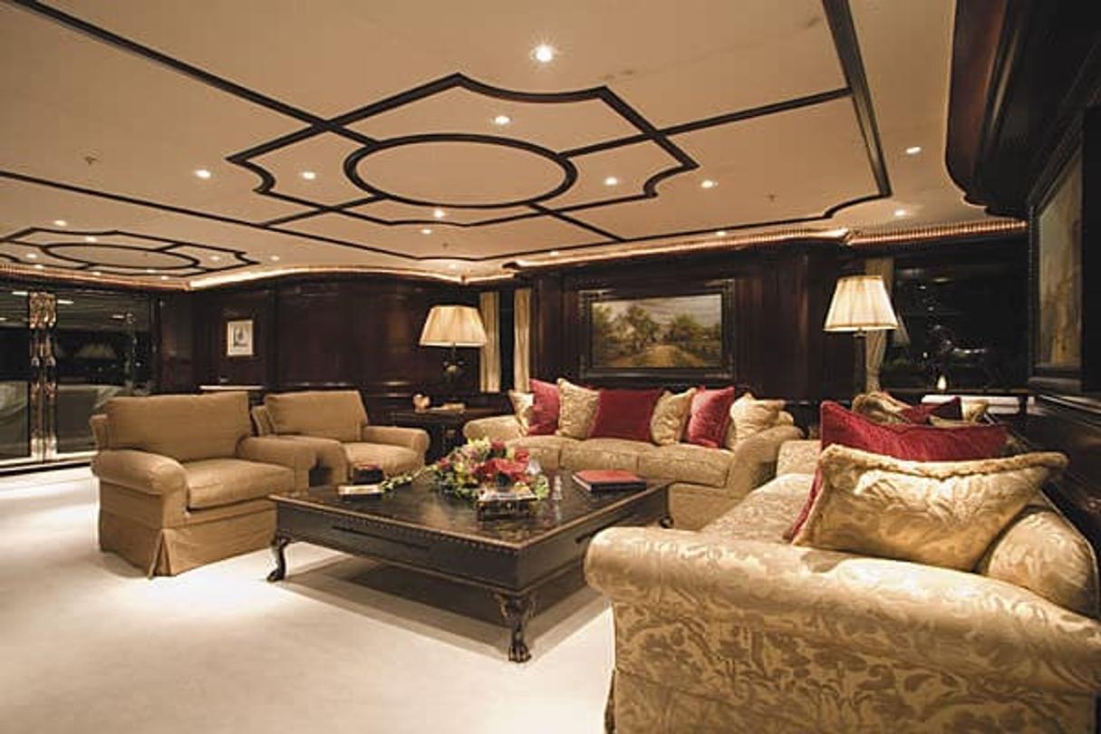 CBI Navi Alibi yacht nombreux invités