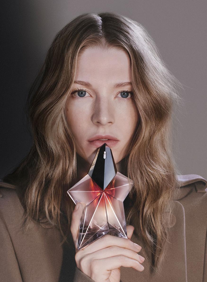 nouveau parfum Angel Blush de Mugler, incarné par Hunter Schafer de la série Euphoria