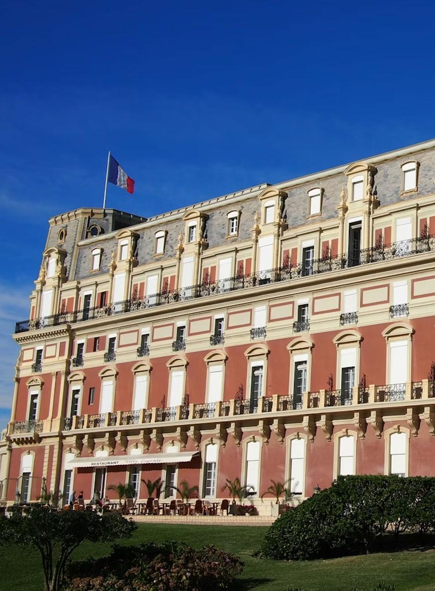 Vue panoramique de l’Hôtel du Palais à Biarritz, établissement 5 étoiles emblématique du littoral aquitain.