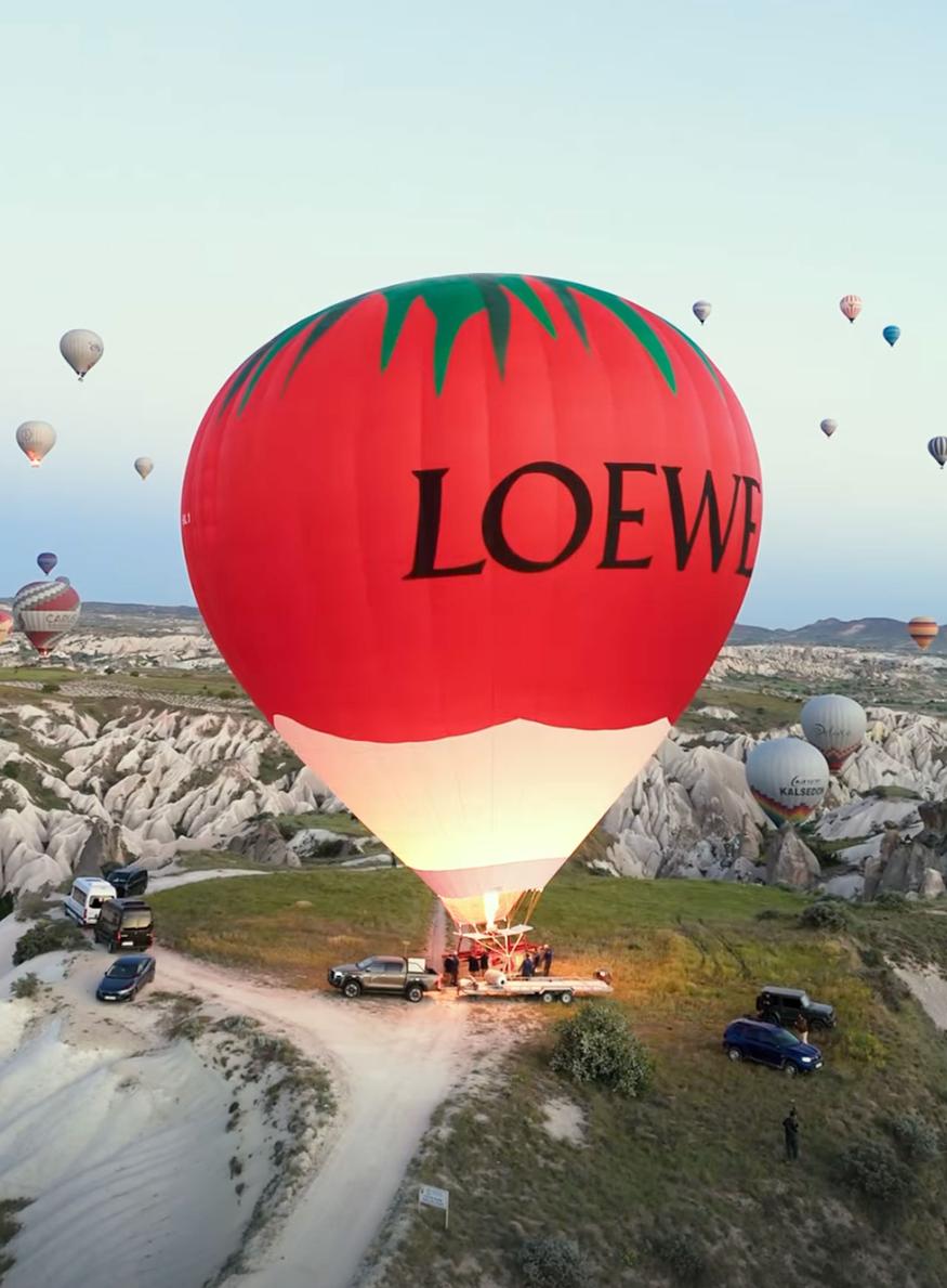 montgolfière dans la campagne de communication de la maison de mode  loewe luxe
