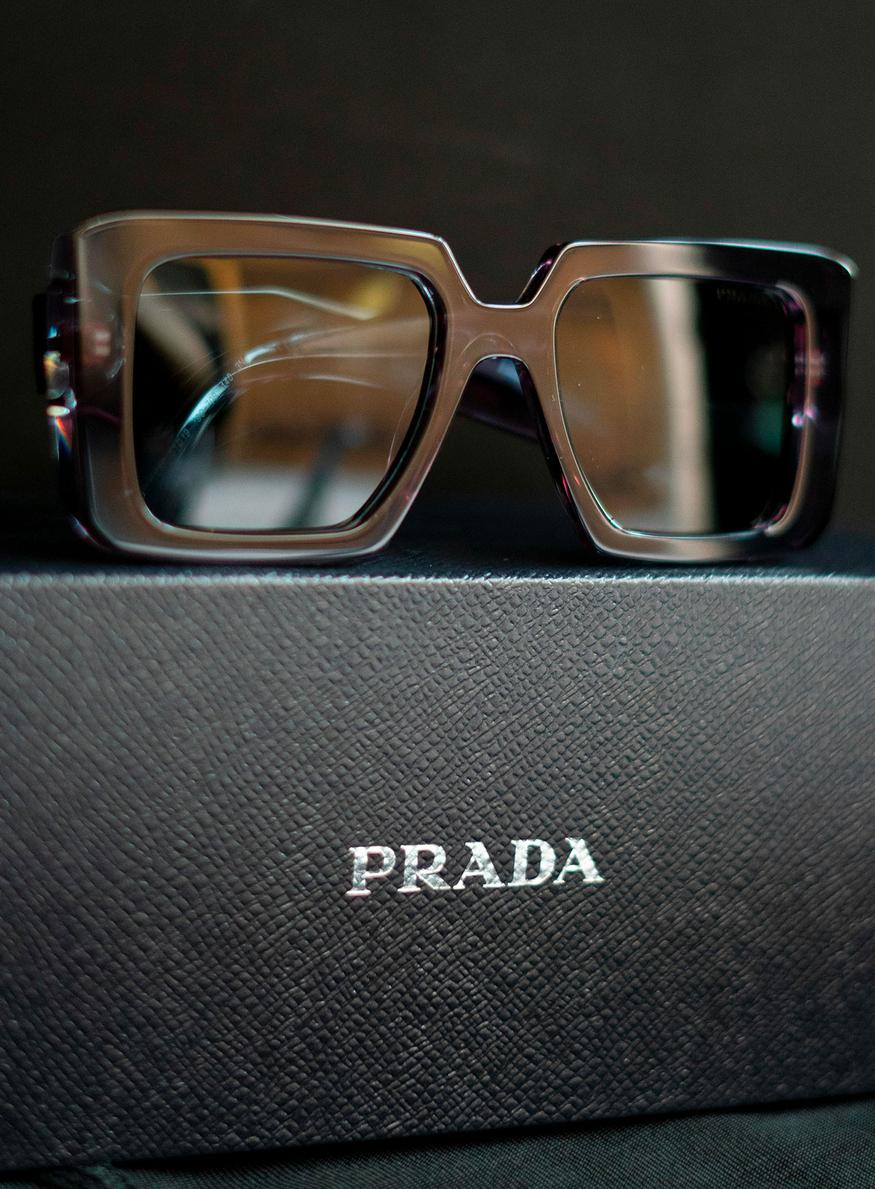 Paire de lunettes solaires Prada, modèle iconique au cœur des rumeurs de collaboration technologique avec Meta en 2026.