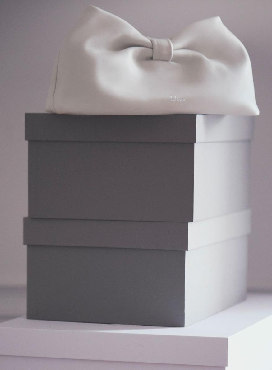 Le nouveau sac de luxe de Dior en 2026, le Bow, en forme de noeud, revisité par Jonathan Anderson