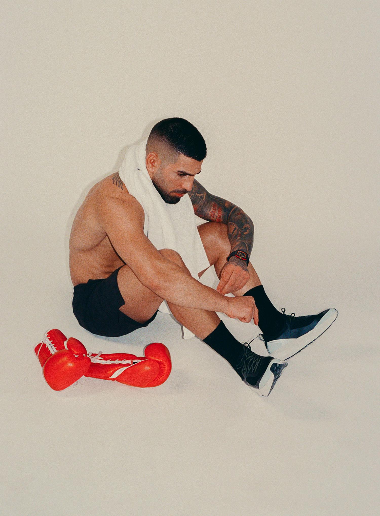 ilia topuria porte une montre noire et orange ultra plate de la marque richard mille