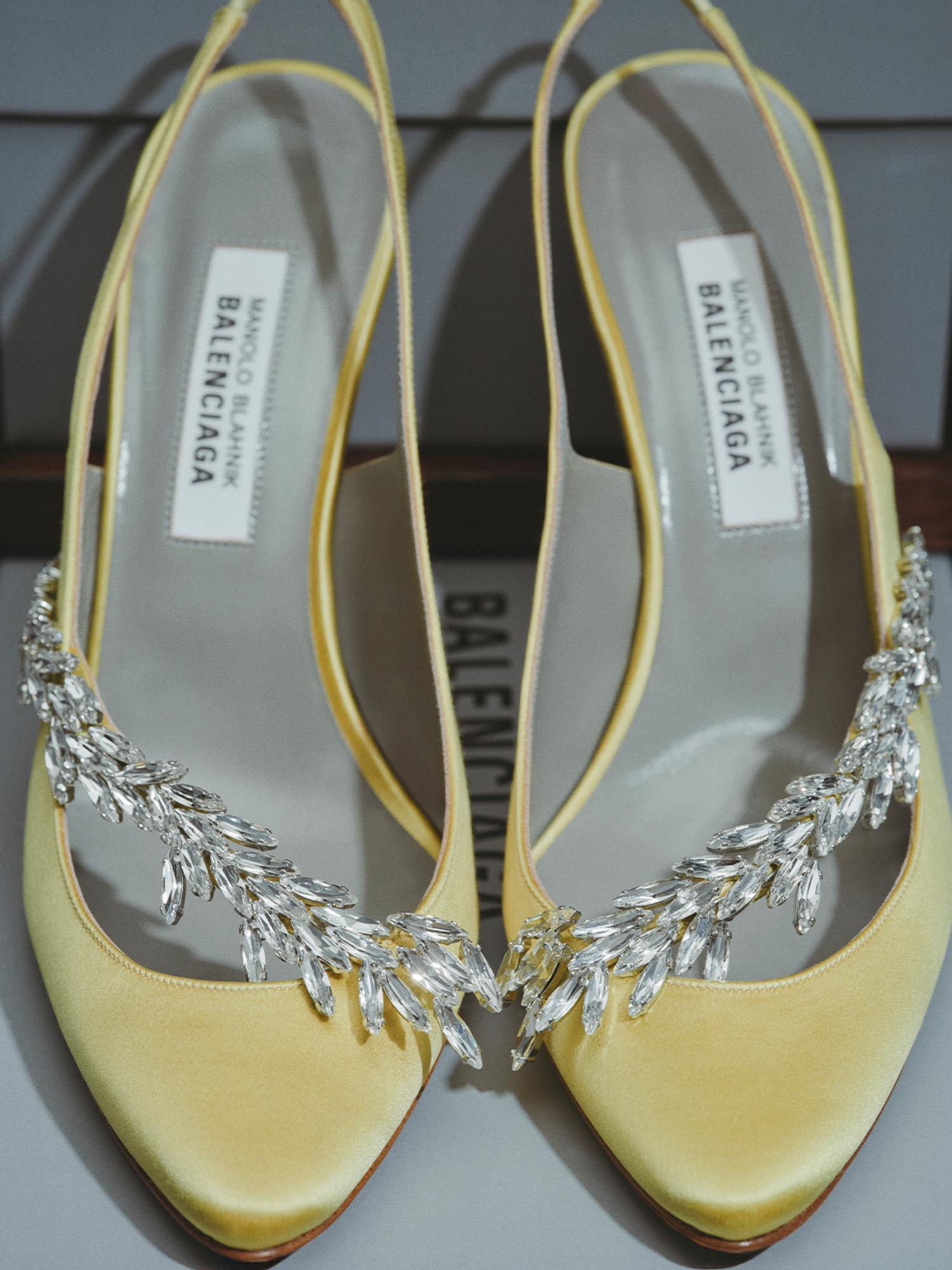 souliers de soirée à talons, en satin de soie jaune avec détail de bijou, balenciaga et blahnik