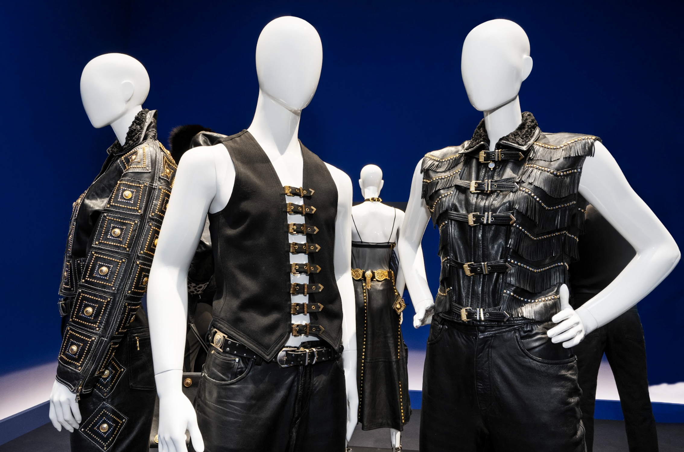 silhouettes présentées dans le cadre de l'exposition rétrospective consacrée au couturier de mode Gianni Versace en juin, juillet, aout et septembre 2026 à paris