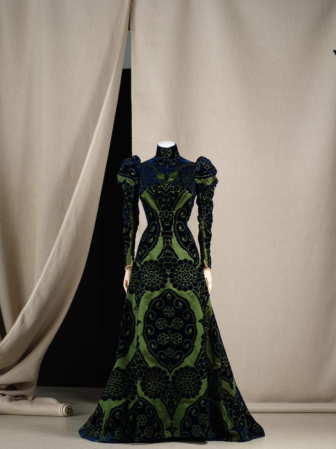 worth haute couture expo petit palais 2025